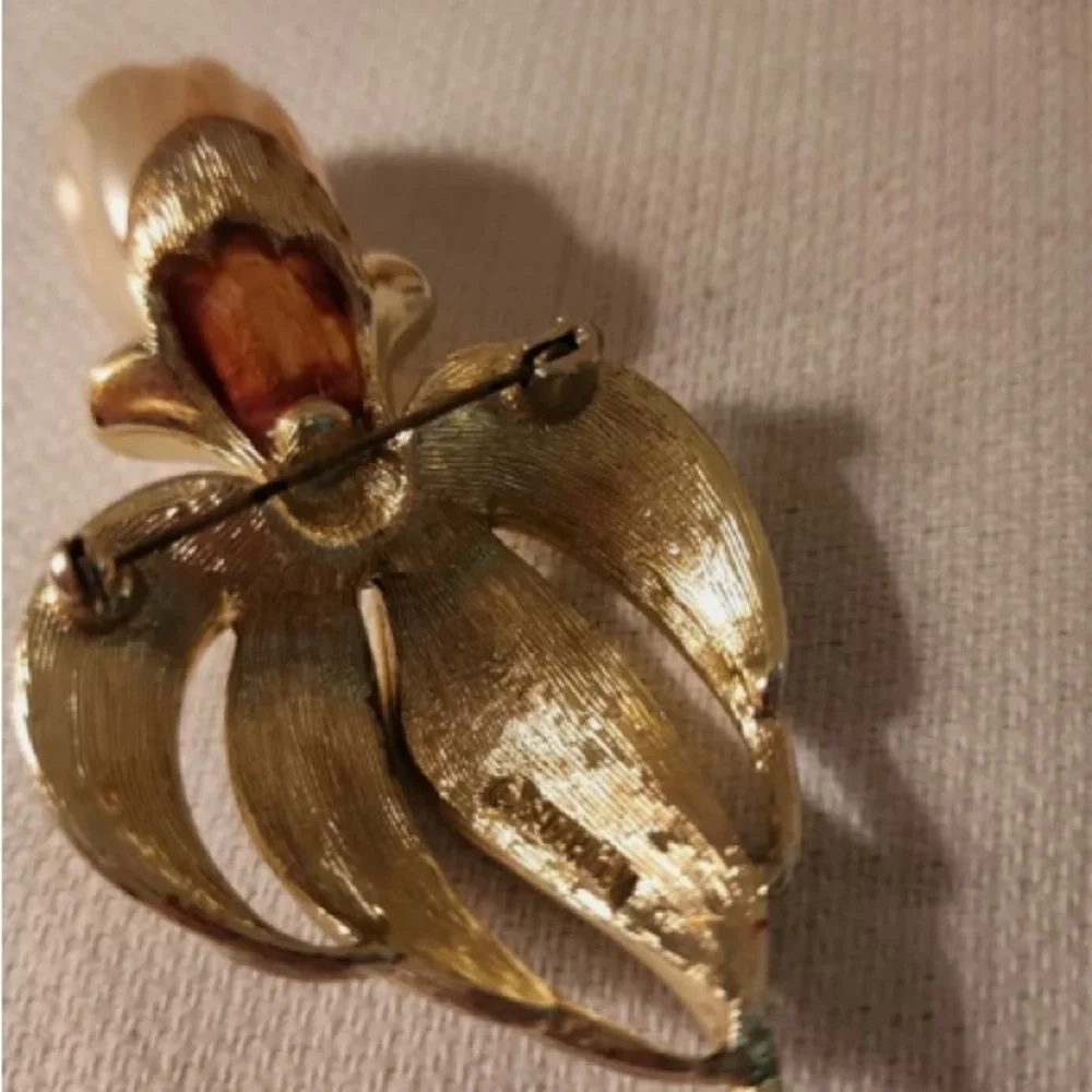 Vintage Signed Sarah Coventry Orchid Faux Baroque Pearl Flower Pin Brooch